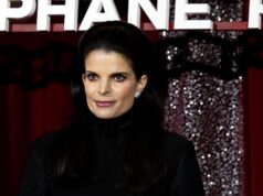 Athina Onassis brilha em uma aparição rara em um vestido vermelho