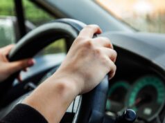 A partir de 1º de maio de 2026, o uso do smartphone no carro suspenderá imediatamente sua carteira de motorista na nova categoria.