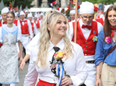 A pop star Beatrice Egli inspira em look de águia: “Como você brilha”