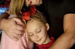 A viúva de Mel Schilling (54) mudou-se para Bali com a filha