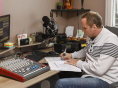 “A voz consola quem está sob as bombas”: na Gironda, uma rádio desafia a censura e fala aos iranianos