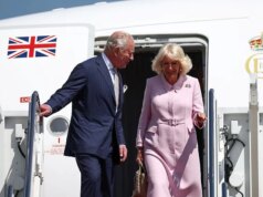 Ao vir para a América, Camilla usou acessórios significativos