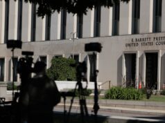 Atirador do jantar da WHCA acusado. E Carlos III discursará no Congresso