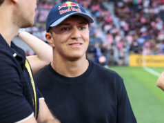 Ato 1: o atacante francês Isack Hadjar encontra Lionel Messi antes de uma partida da MLS