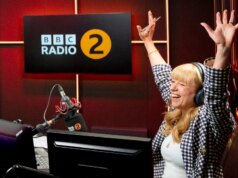 BBC nomeia Sarah Cox para substituir Scott Mills após saída chocante do apresentador de rádio