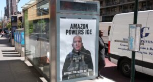 ‘Boycott Bezos’ Met Gala’: campanha de pôster selvagem tem como alvo Jeff Bezos em Nova York