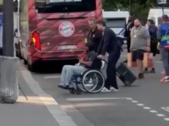 CL Banger em cadeira de rodas – aqui Ganabri está sendo empurrado para dentro do estádio