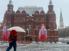 Carros cobertos de neve, voos cancelados… Imagens de uma tempestade de neve tardia em Moscou