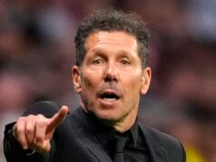 Cena absurda na Classe Premier: jogador atropela brasão, colarinho do técnico Simon estoura