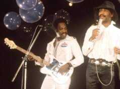 Chocolate quente: o fundador e baixista Tony Wilson está morto