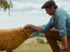 Crítica de ‘The Sheep Detectives’: Hugh Jackman, seu rebanho selvagem e peludo e um elegante mistério de assassinato criam um cruzamento fascinante entre ‘Babe’ e ‘Knives Out’