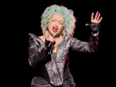 Cyndi Lauper dá um tapa em Heckler durante o primeiro show em Vegas: ‘Se você tentar me dar sombra, vadia, estou indo atrás de você’