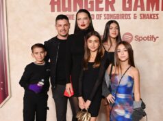 Dia das Mães: Adriana Lima posa com as filhas para campanha VS