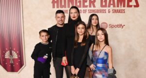 Dia das Mães: Adriana Lima posa com as filhas para campanha VS