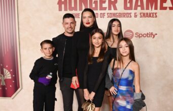 Dia das Mães: Adriana Lima posa com as filhas para campanha VS