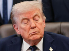 Donald Trump foi filmado fechando os olhos novamente durante uma conferência de imprensa na Casa Branca