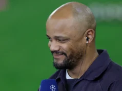 Ele foi parado em frente ao estádio – um plano secreto de TV com comp