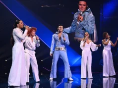 Elvis leva celebridades às lágrimas – o programa de TV “Staying Alive” traz de volta ícones mortos