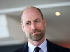 Em um carro de corrida: Príncipe William brinca sobre sua altura