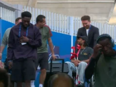 Esta imagem é comovente para os torcedores – a estrela do Bayern foi empurrada para o estádio em uma cadeira de rodas