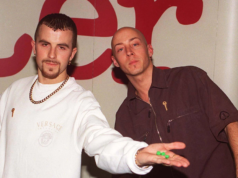 ‘Eu adoro isso’: o astro da boy band John Hendy agora está ganhando dinheiro como um carpinteiro