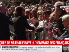 Funeral de Nathalie Bey: Laura Smet cumprimenta os presentes em frente à Igreja de Saint-Sulpice
