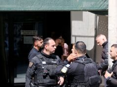 Grécia: Homem de 89 anos abre fogo contra escritórios no centro de Atenas