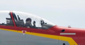 Impressão! Aqui Leonor da Espanha (20) está pilotando um jato militar
