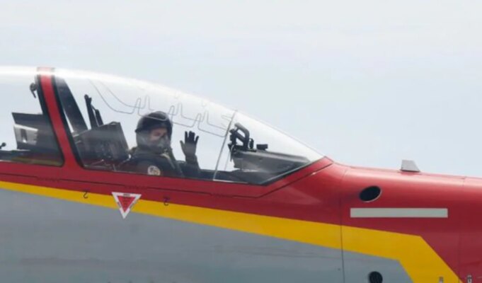Impressão! Aqui Leonor da Espanha (20) está pilotando um jato militar