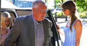 Jantar com o pai de Scott e seu melhor amigo – encontro do pai! O comitê de casamento de Taylor se reúne aqui?