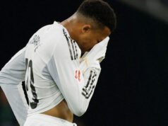 Kylian Mbappé machucou a coxa esquerda e está afastado por tempo indeterminado um mês e meio antes da Copa do Mundo.