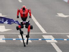 Mais de seis minutos antes do recorde da meia maratona: o robô humanóide da China rompe o contra-ataque em Pequim, apesar de cair antes de terminar.