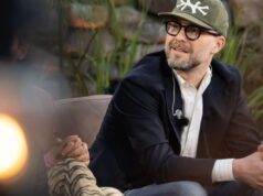 Marc Forster lutou contra as lágrimas durante “Sing My Song”.