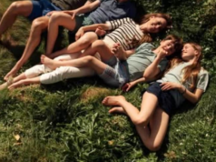 Na nova foto de família, todos de repente olharam para as mãos de Charlotte