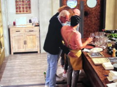 “Não acredito”: Candidato de “Primeiros Encontros” dá tapa na bunda do garçom