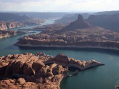 Não só o nível da água do Lago Powell está a cair devido à seca, como a sua capacidade global de armazenamento também está reduzida.