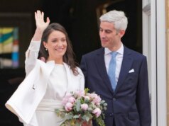 Nesse look de noiva descolado, Alexandra acenou com a cabeça para seu Nicolas