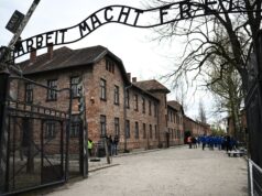 Nove jovens de cidadania americana e canadense foram presos na Polônia por entrarem no campo de Auschwitz sem permissão