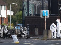 Novo IRA suspeito de detonar carro-bomba em frente à delegacia de polícia da Irlanda do Norte