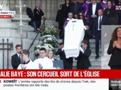 O caixão de Nathalie Bey sai da Igreja de Saint-Sulpice sob aplausos