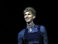 O músico Machine Gun Kelly prefere comemorar com sua filha Saga Blue (1) do que fazer sua festa de 36 anos
