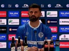 O que Muslik diz – O técnico do Schalke usou a camisa do Ultras na coletiva de imprensa