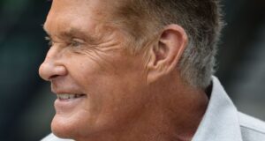 Os fãs estão preocupados: David Hasselhoff usa auxílios para caminhar