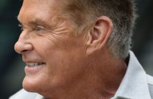 Os fãs estão preocupados: David Hasselhoff usa auxílios para caminhar