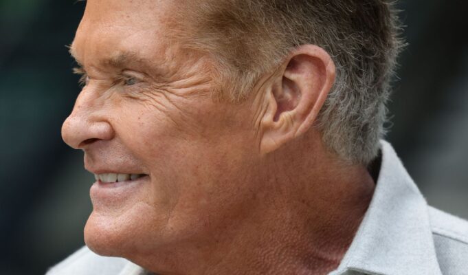 Os fãs estão preocupados: David Hasselhoff usa auxílios para caminhar