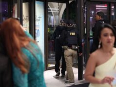 “Para baixo!”, “aterrorizante”, “tentando sair”: testemunhas do tiroteio em um show de imprensa com Donald Trump falaram sobre a noite