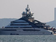 Perto de Putin, a primeira riqueza da Rússia… Super iate de propriedade de bilionário russo passa com sucesso pelo Estreito de Ormuz