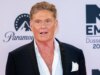 Preocupação com David Hasselhoff: estrela de “Baywatch” caminha com um andador