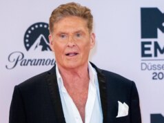 Preocupação com David Hasselhoff: estrela de “Baywatch” caminha com um andador