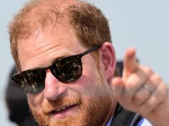 Príncipe Harry conforta passageiros enlutados a bordo